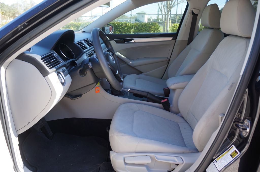 2017 Volkswagen Passat Image 25