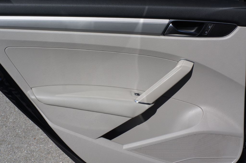 2017 Volkswagen Passat Image 27