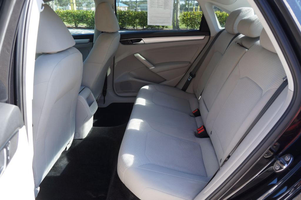 2017 Volkswagen Passat Image 28