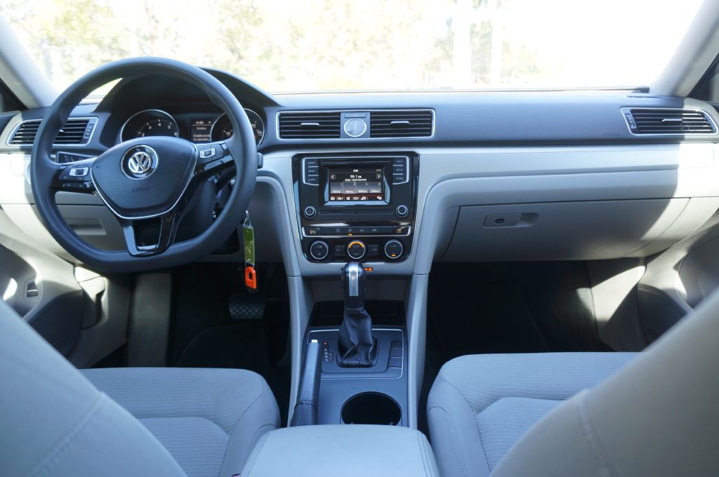 2017 Volkswagen Passat Image 29