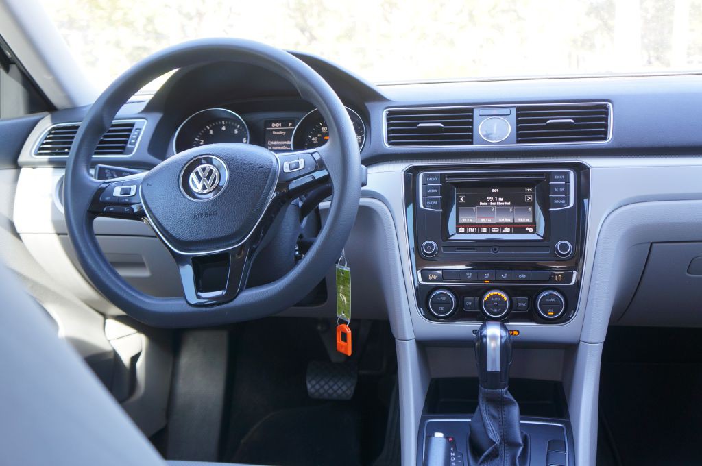 2017 Volkswagen Passat Image 30