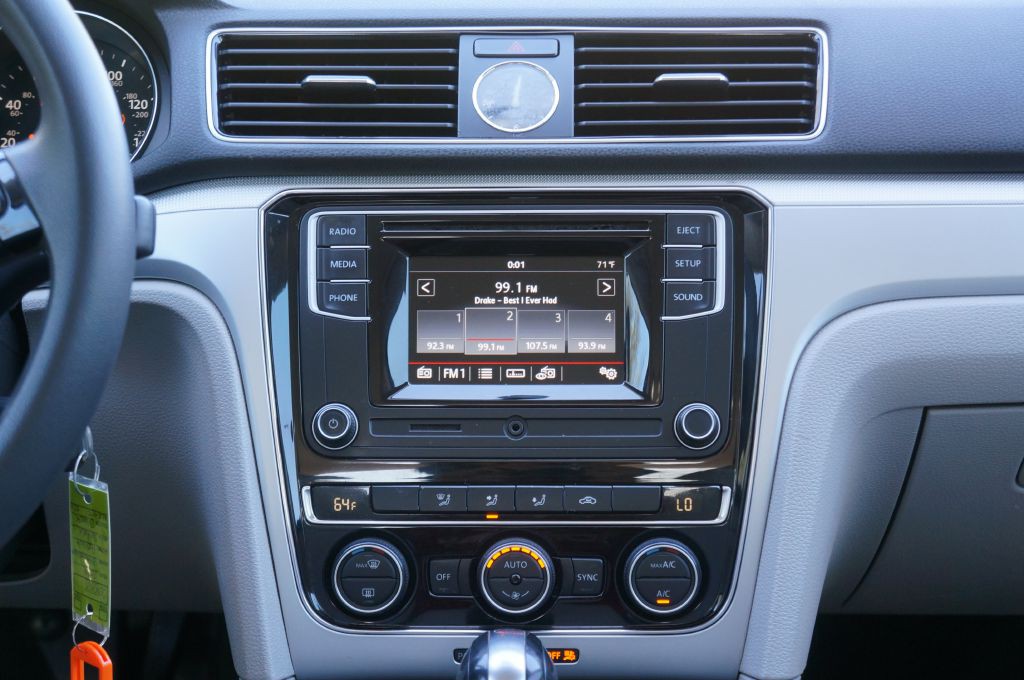 2017 Volkswagen Passat Image 31