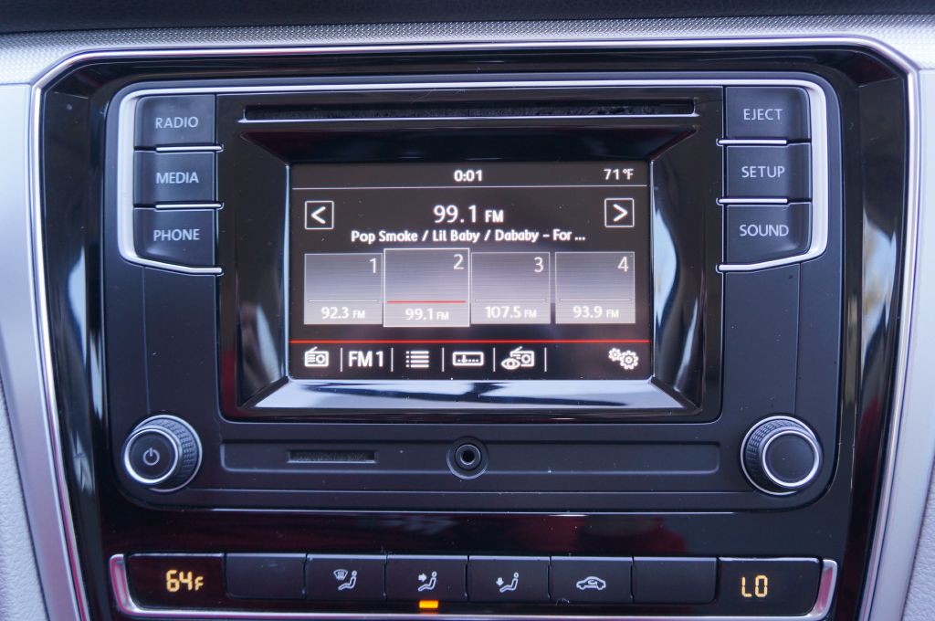 2017 Volkswagen Passat Image 32