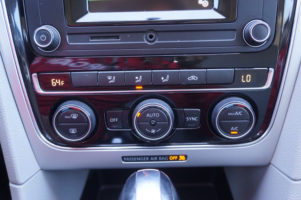 2017 Volkswagen Passat Image 35