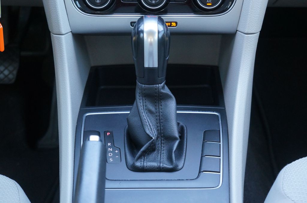 2017 Volkswagen Passat Image 37