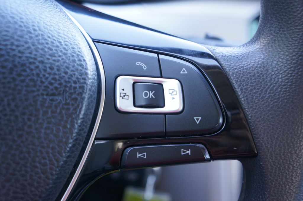 2017 Volkswagen Passat Image 38