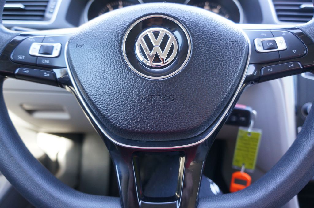 2017 Volkswagen Passat Image 39