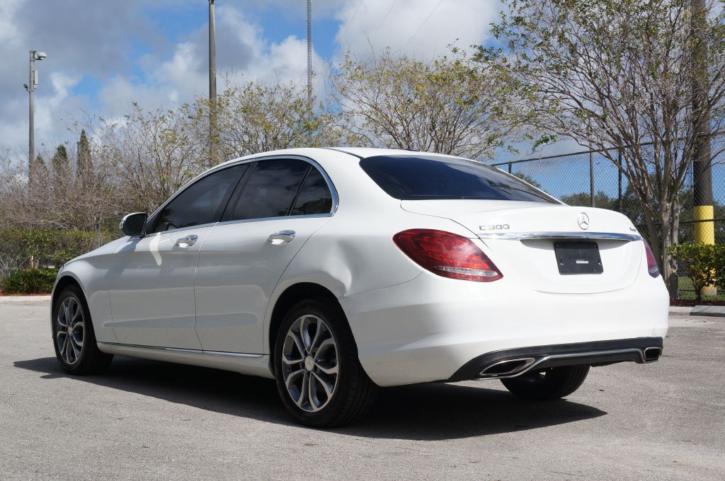 2015 Mercedes-Benz C-Class Image 9