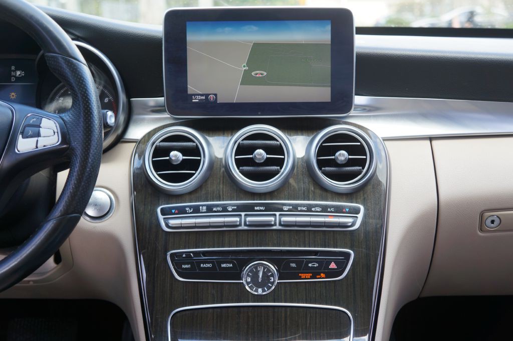 2015 Mercedes-Benz C-Class Image 35