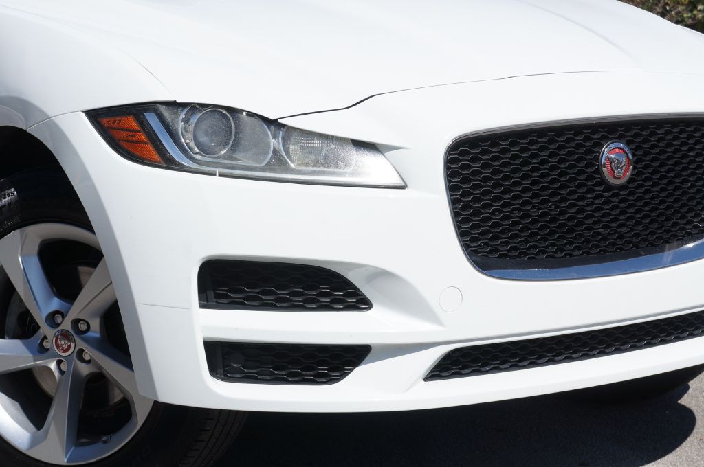 2018 Jaguar F-PACE Image 17