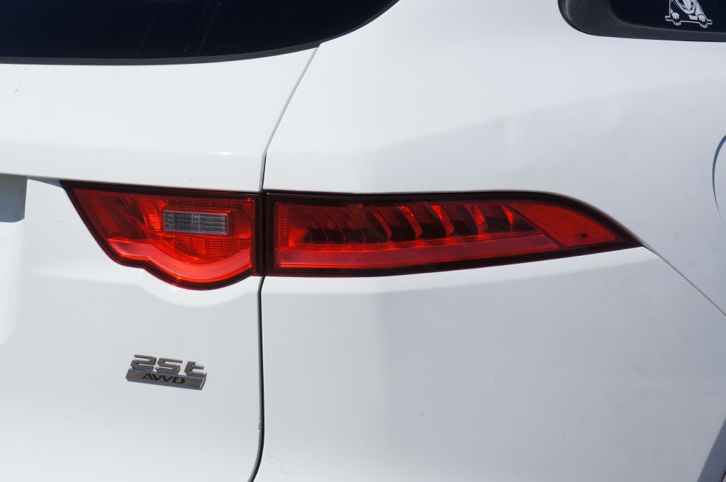 2018 Jaguar F-PACE Image 21