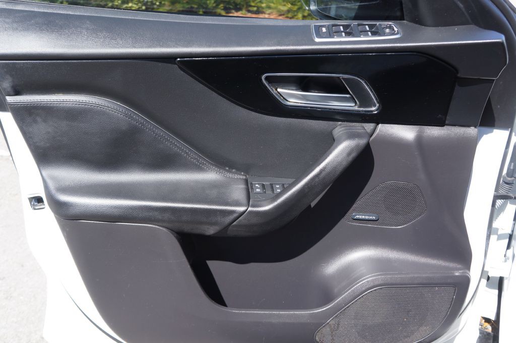 2018 Jaguar F-PACE Image 24