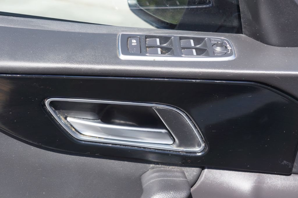 2018 Jaguar F-PACE Image 25