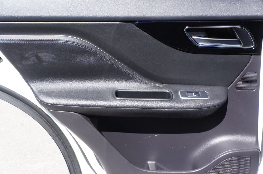 2018 Jaguar F-PACE Image 30