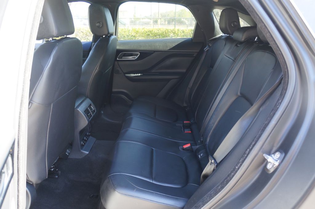 2018 Jaguar F-PACE Image 31