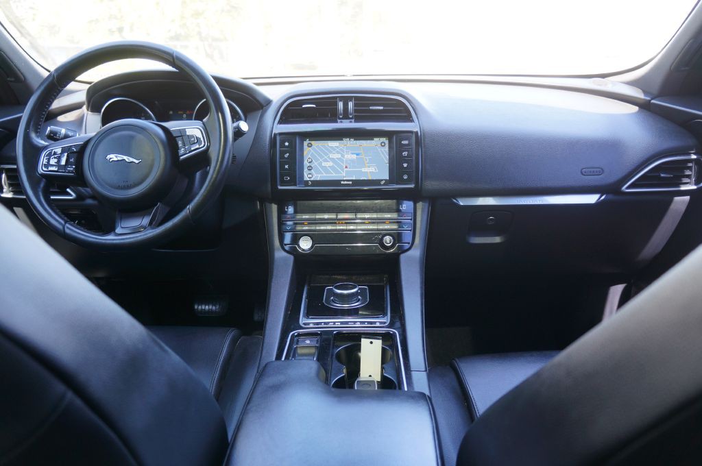 2018 Jaguar F-PACE Image 34