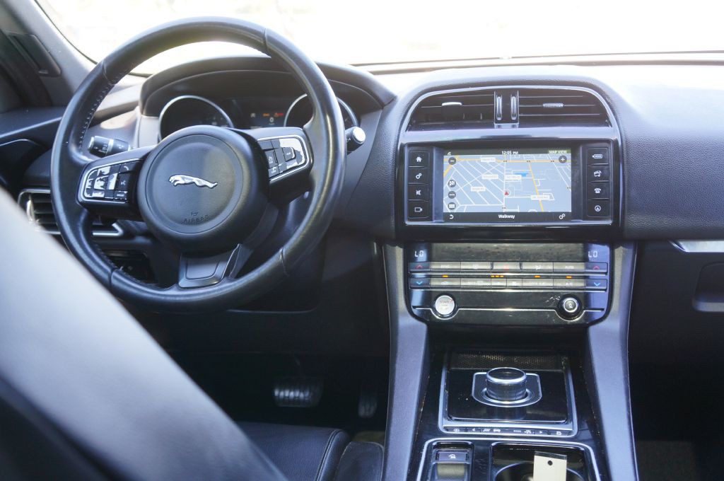 2018 Jaguar F-PACE Image 35