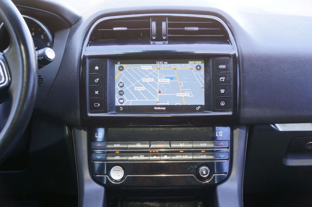 2018 Jaguar F-PACE Image 36