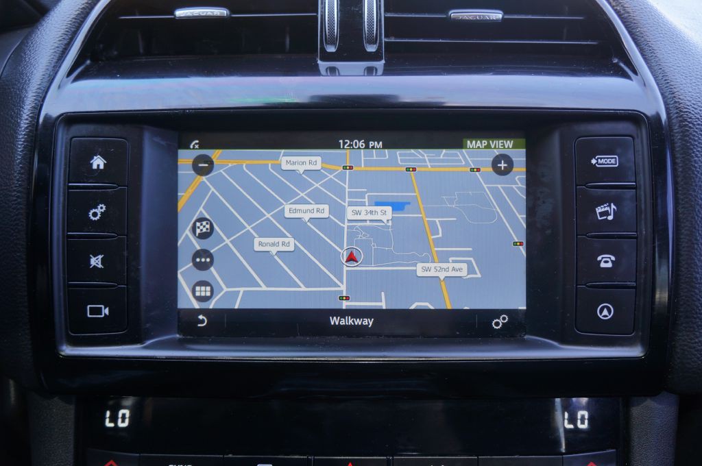 2018 Jaguar F-PACE Image 37