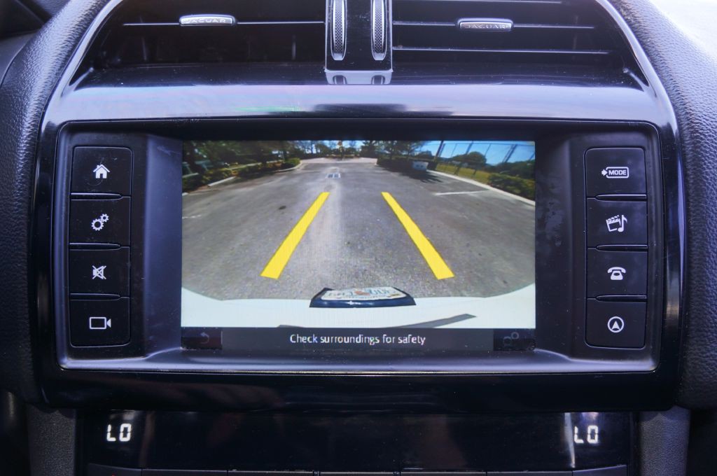 2018 Jaguar F-PACE Image 38