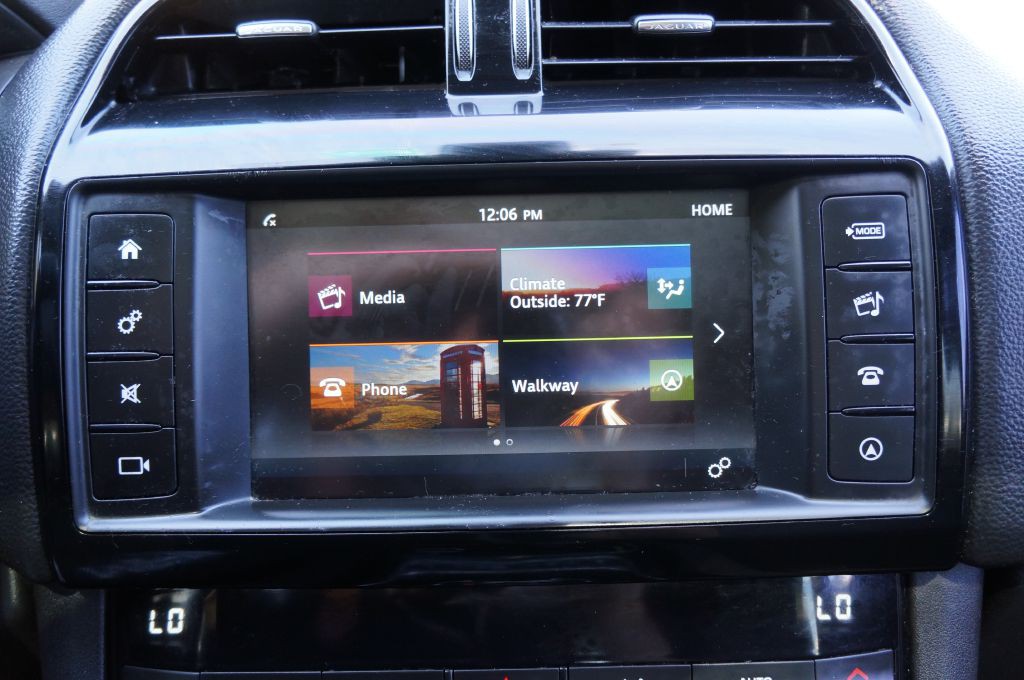 2018 Jaguar F-PACE Image 39