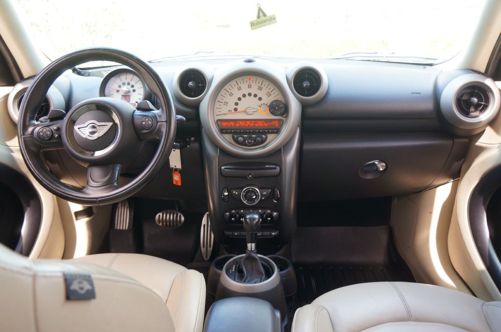 2011 MINI Countryman Image 32