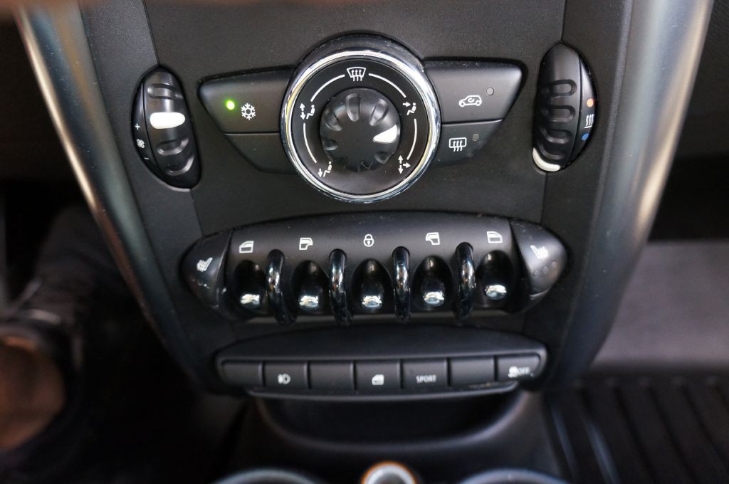 2011 MINI Countryman Image 36