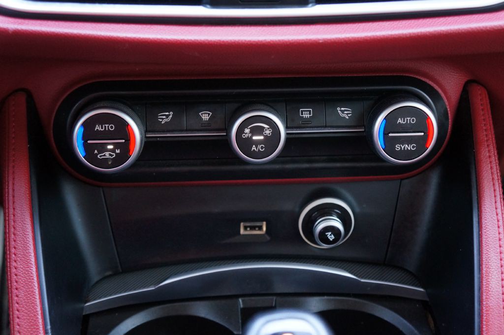 2019 Alfa Romeo Stelvio Image 43