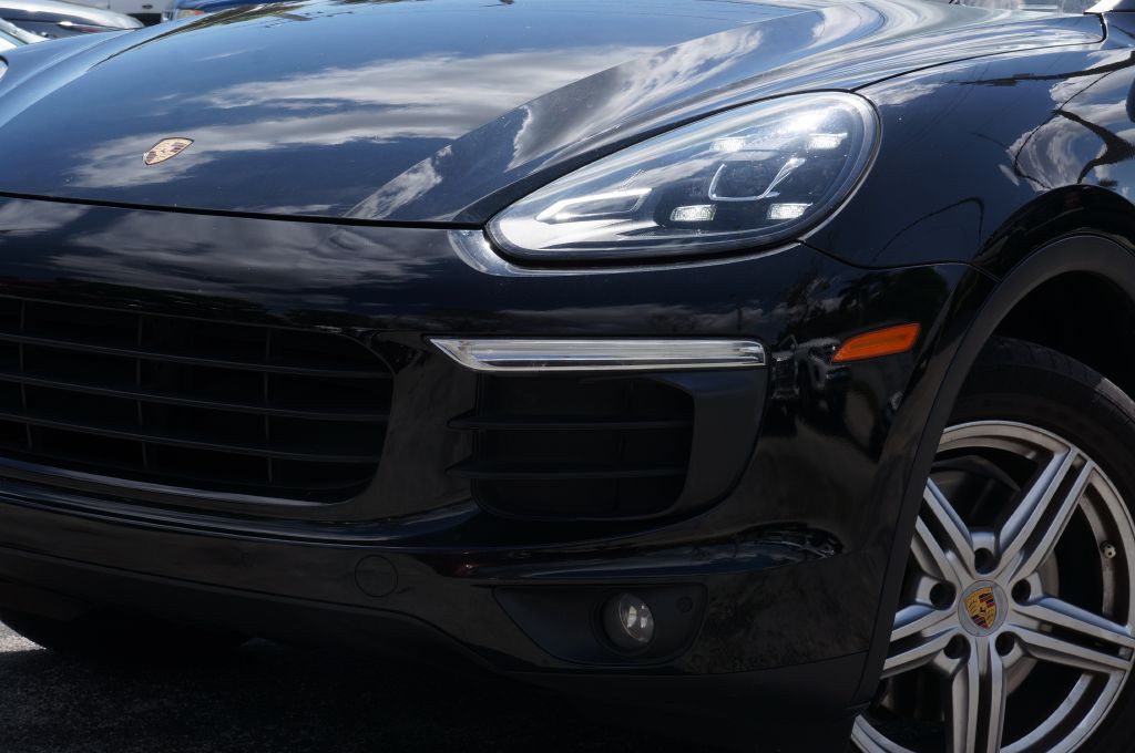 2016 Porsche Cayenne Image 2