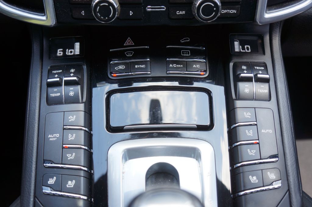 2016 Porsche Cayenne Image 16