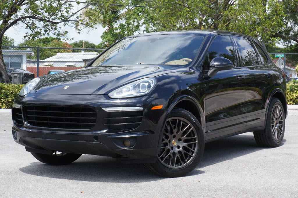 2017 Porsche Cayenne Image 2