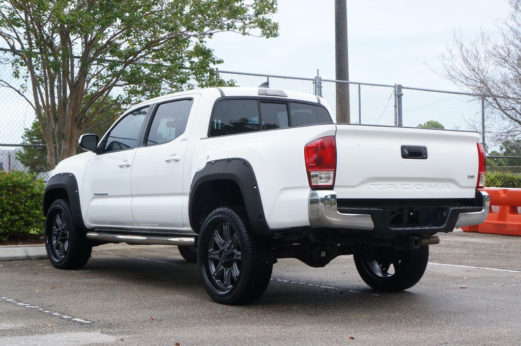 2017 Toyota Tacoma Image 7