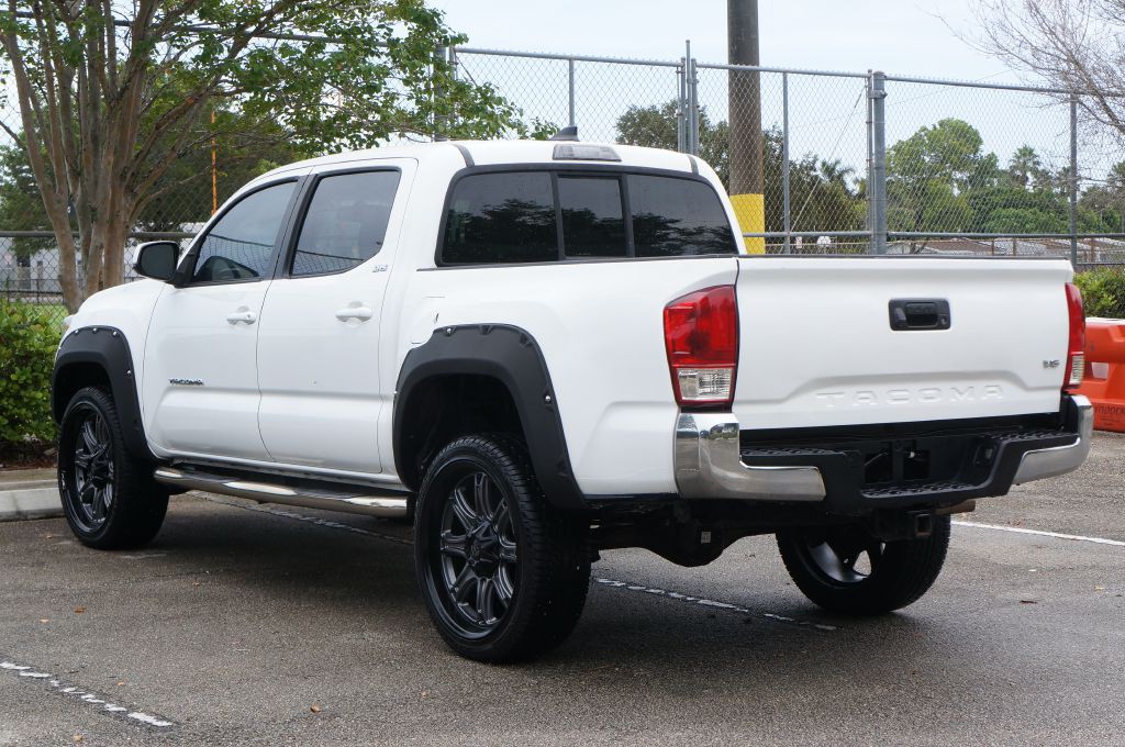 2017 Toyota Tacoma Image 8
