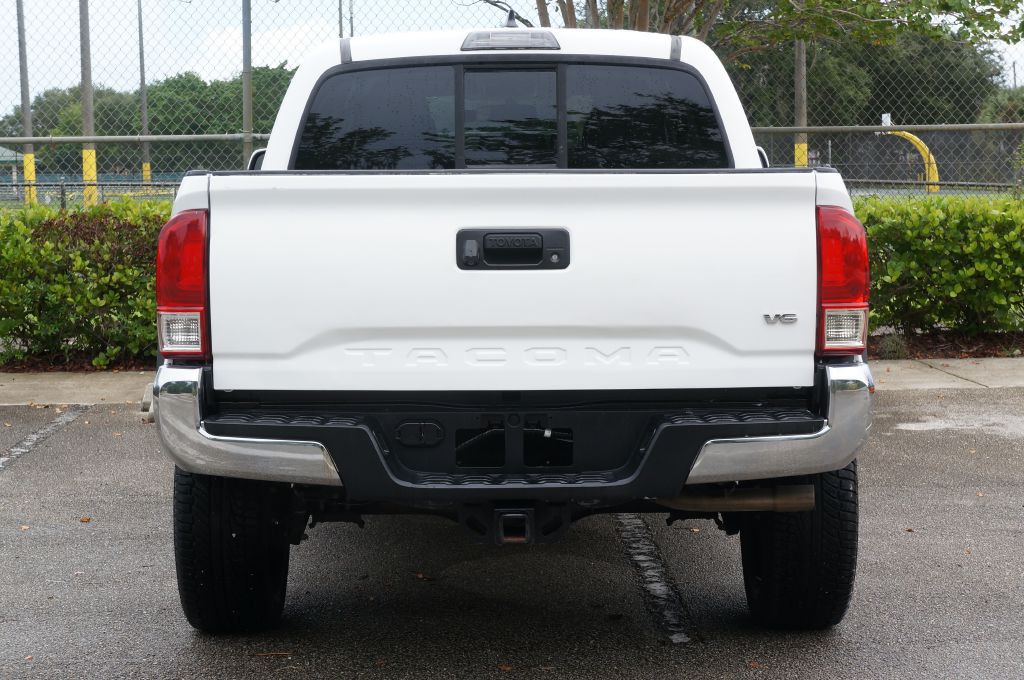 2017 Toyota Tacoma Image 9