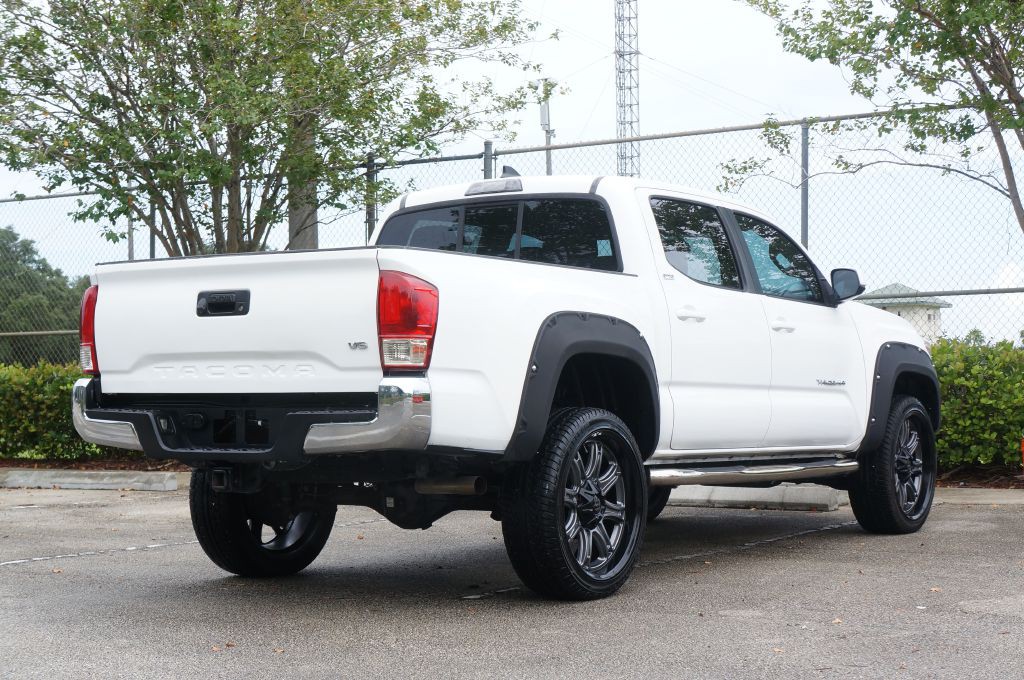 2017 Toyota Tacoma Image 10