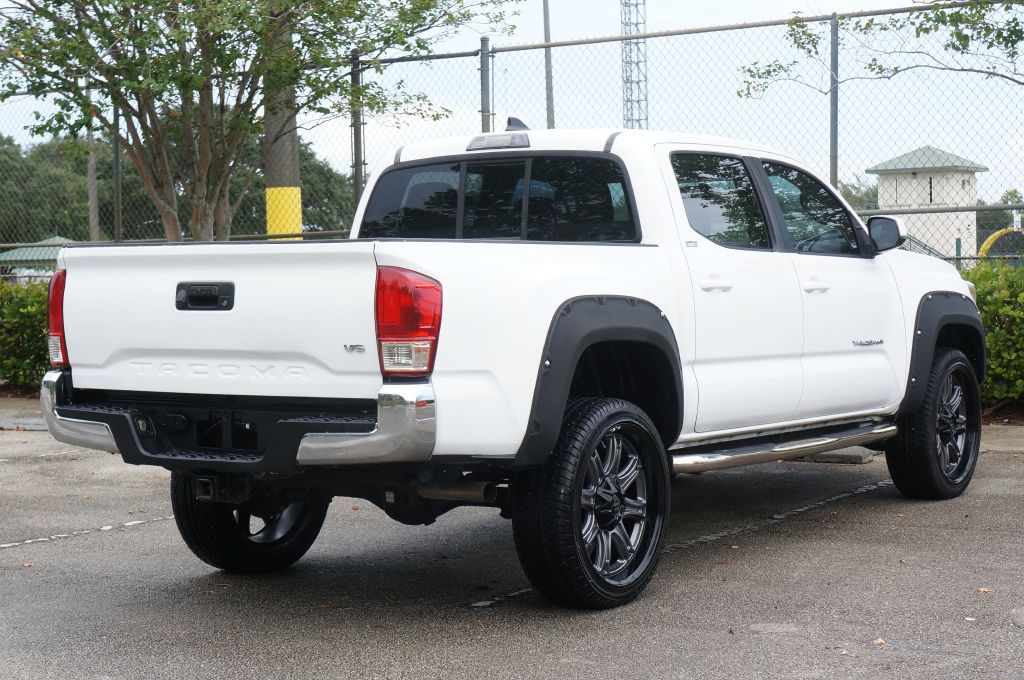 2017 Toyota Tacoma Image 11