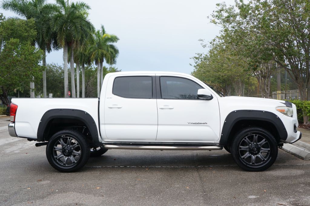 2017 Toyota Tacoma Image 12