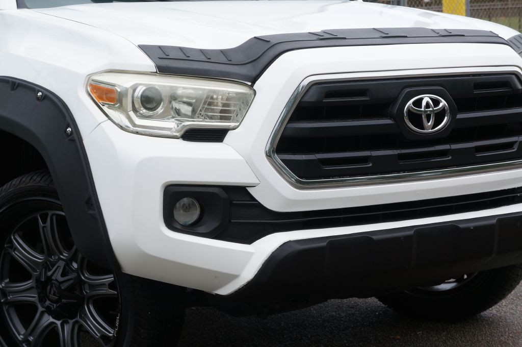 2017 Toyota Tacoma Image 13