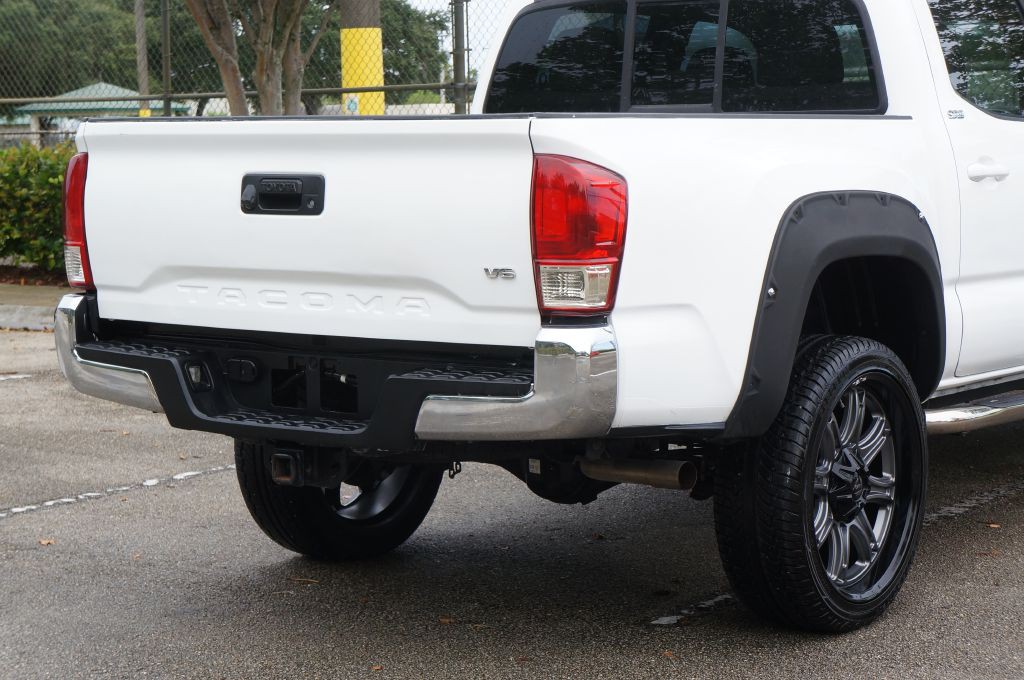 2017 Toyota Tacoma Image 14