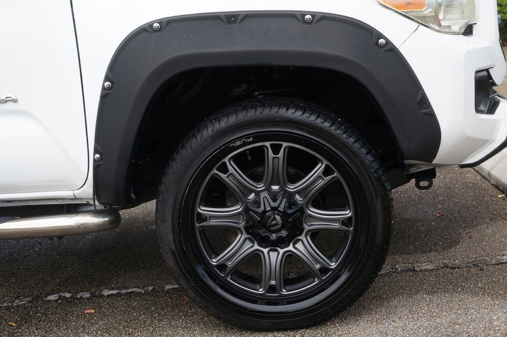 2017 Toyota Tacoma Image 19