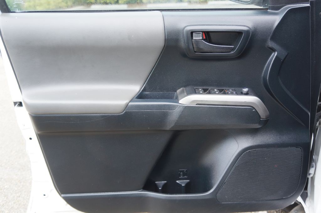 2017 Toyota Tacoma Image 21
