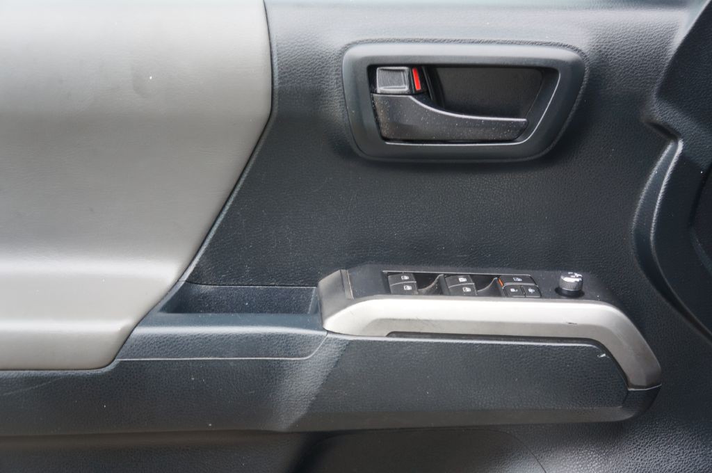 2017 Toyota Tacoma Image 22