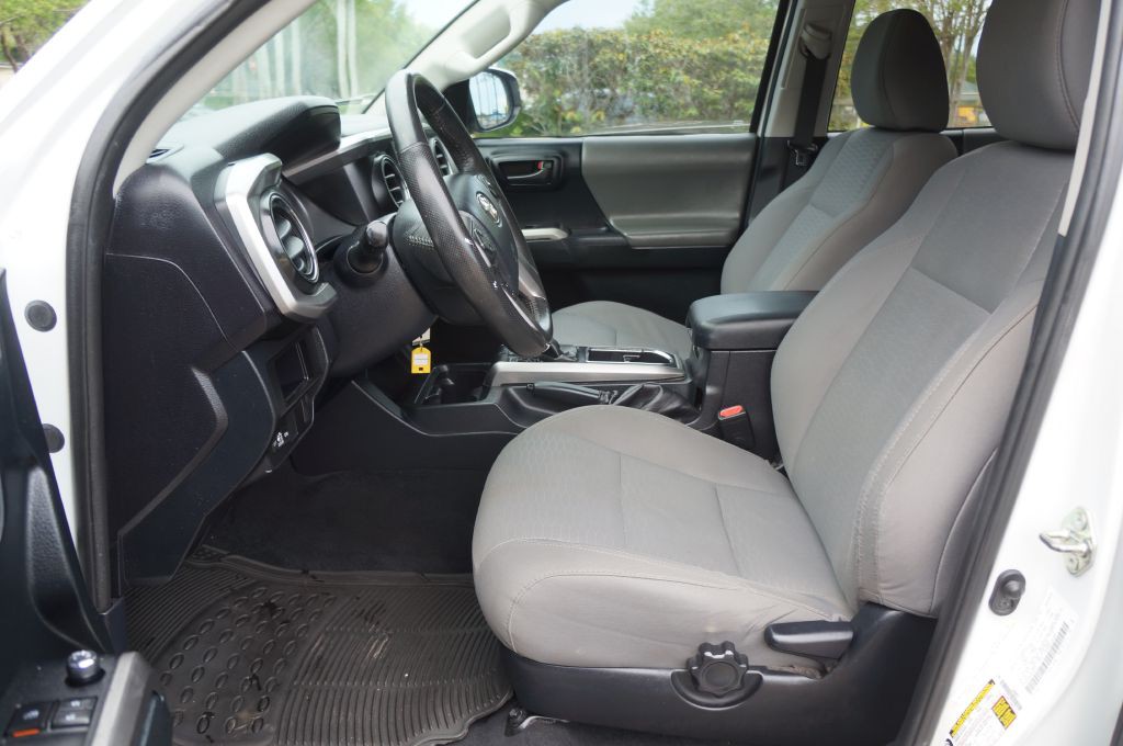 2017 Toyota Tacoma Image 24
