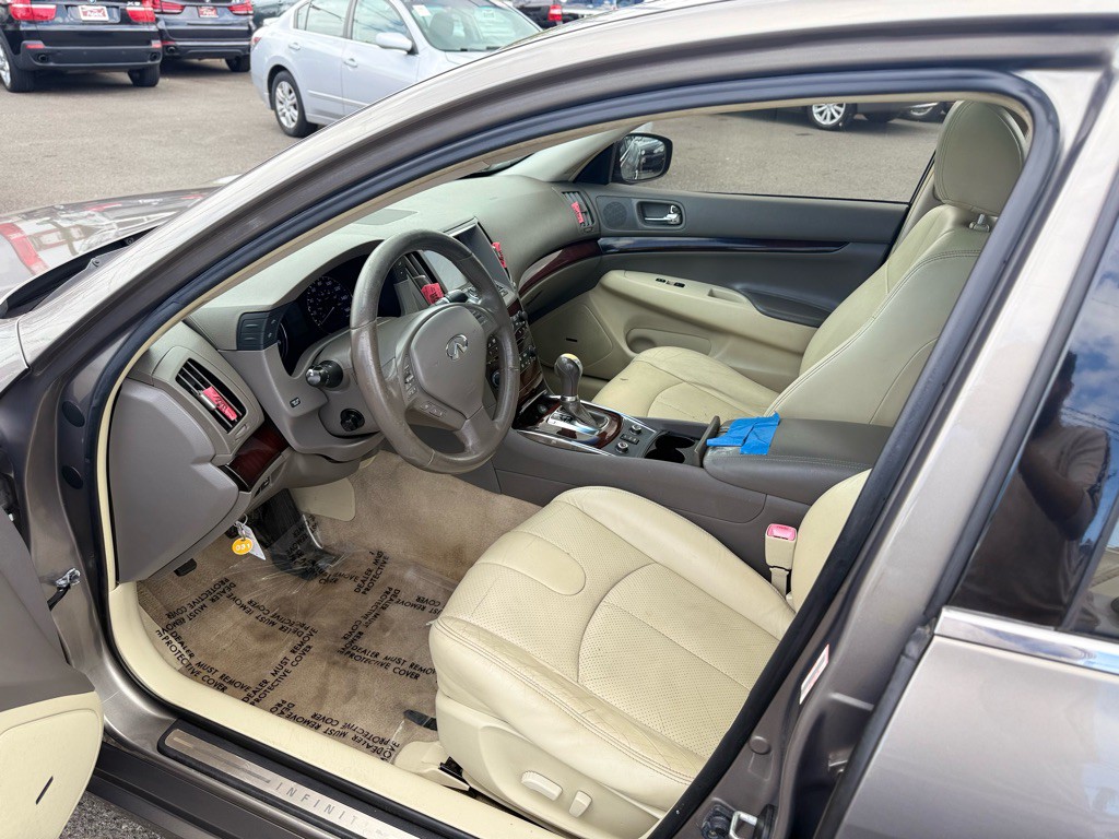 2011 INFINITI G37 Image 10