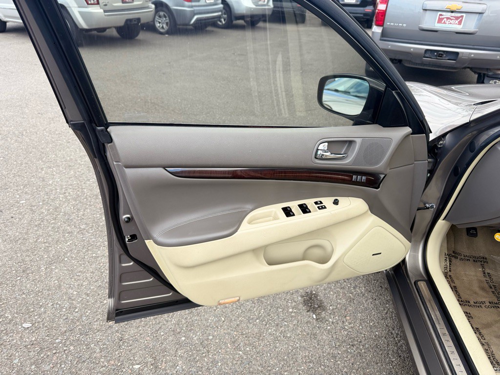 2011 INFINITI G37 Image 11