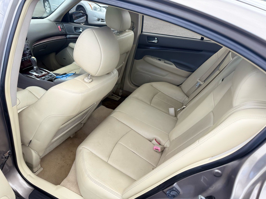 2011 INFINITI G37 Image 15