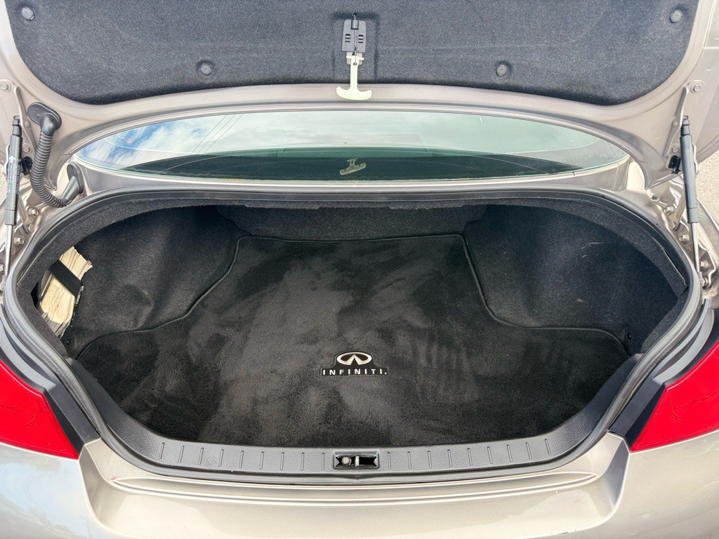 2011 INFINITI G37 Image 16