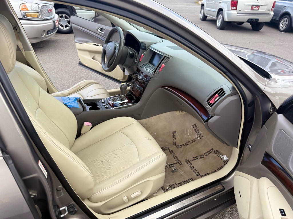 2011 INFINITI G37 Image 17