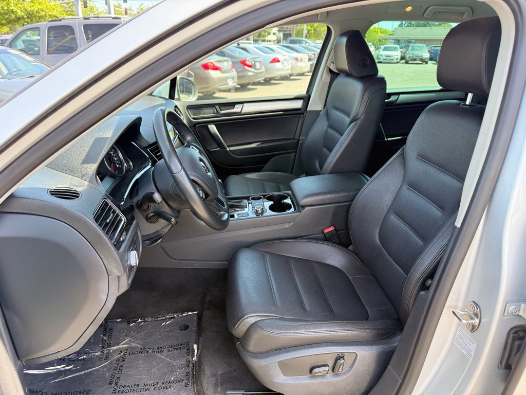 2014 Volkswagen Touareg Image 11