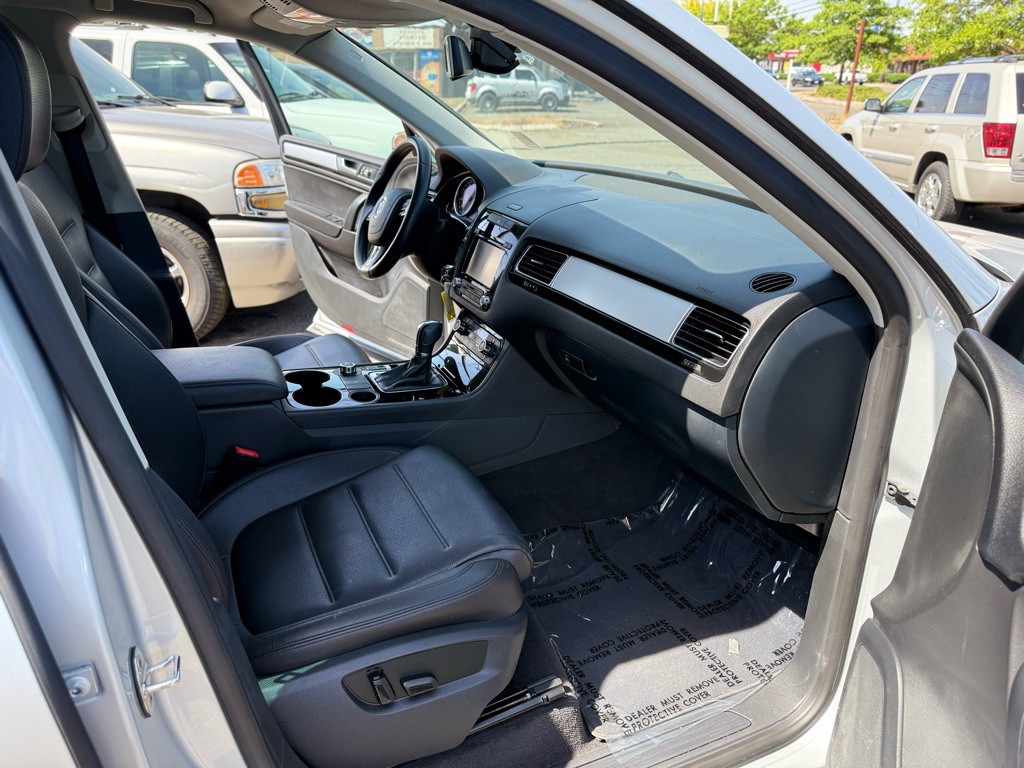 2014 Volkswagen Touareg Image 17